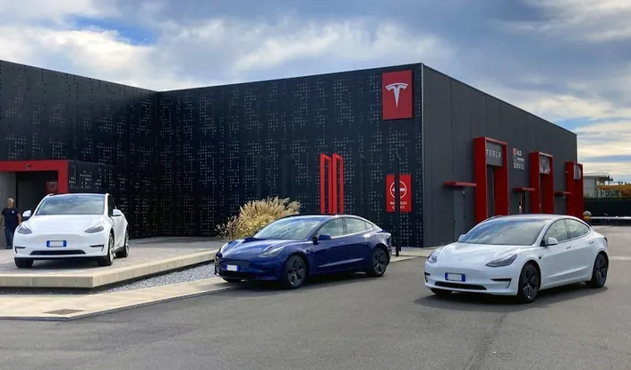 Tesla Store Bergamo
